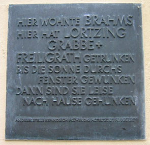 Gedenktafel am Wohnhaus von Brahms in der Langen Straße